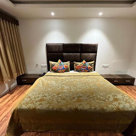 Hotel Shailly Inn Ахмедабад Экстерьер фото
