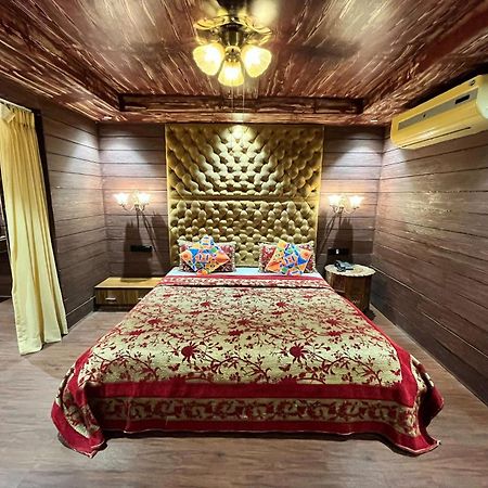 Hotel Shailly Inn Ахмедабад Экстерьер фото