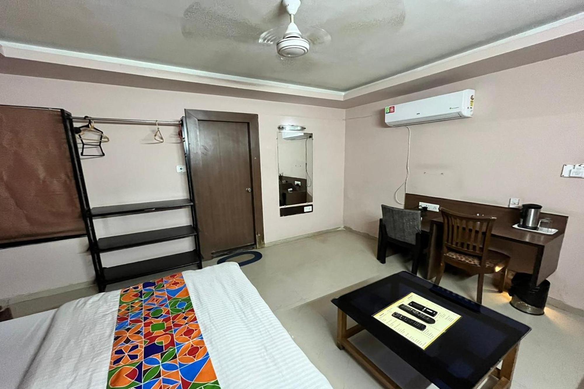 Hotel Shailly Inn Ахмедабад Экстерьер фото