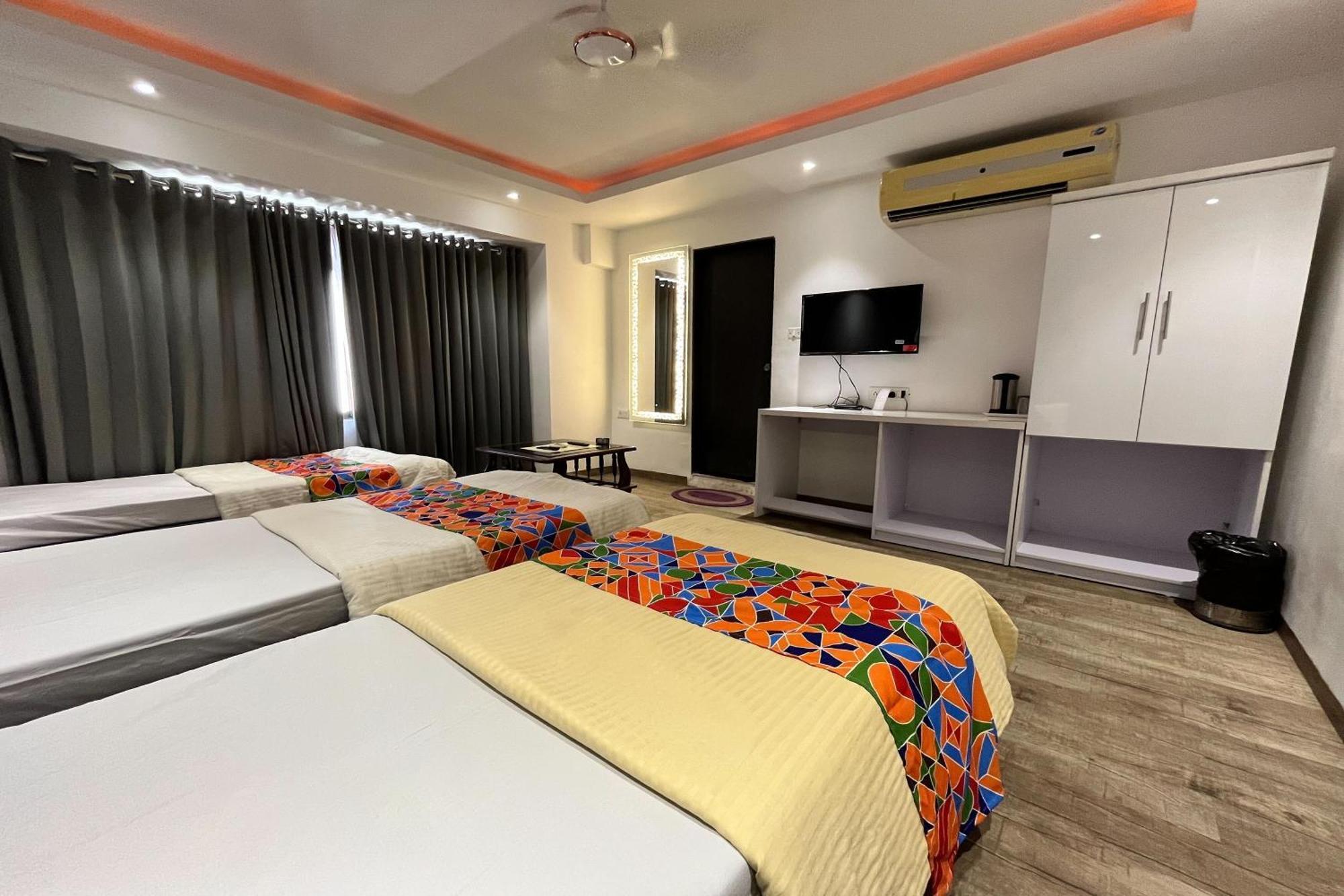 Hotel Shailly Inn Ахмедабад Экстерьер фото