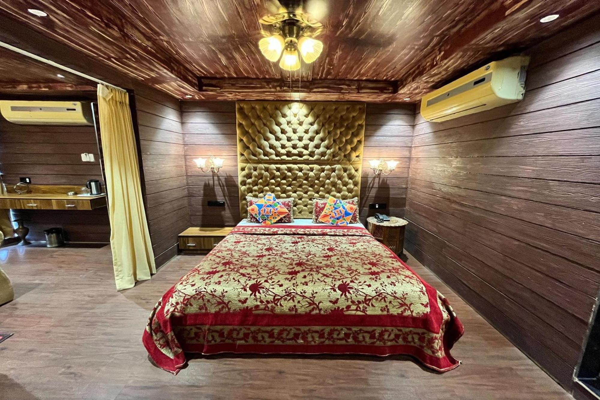 Hotel Shailly Inn Ахмедабад Экстерьер фото