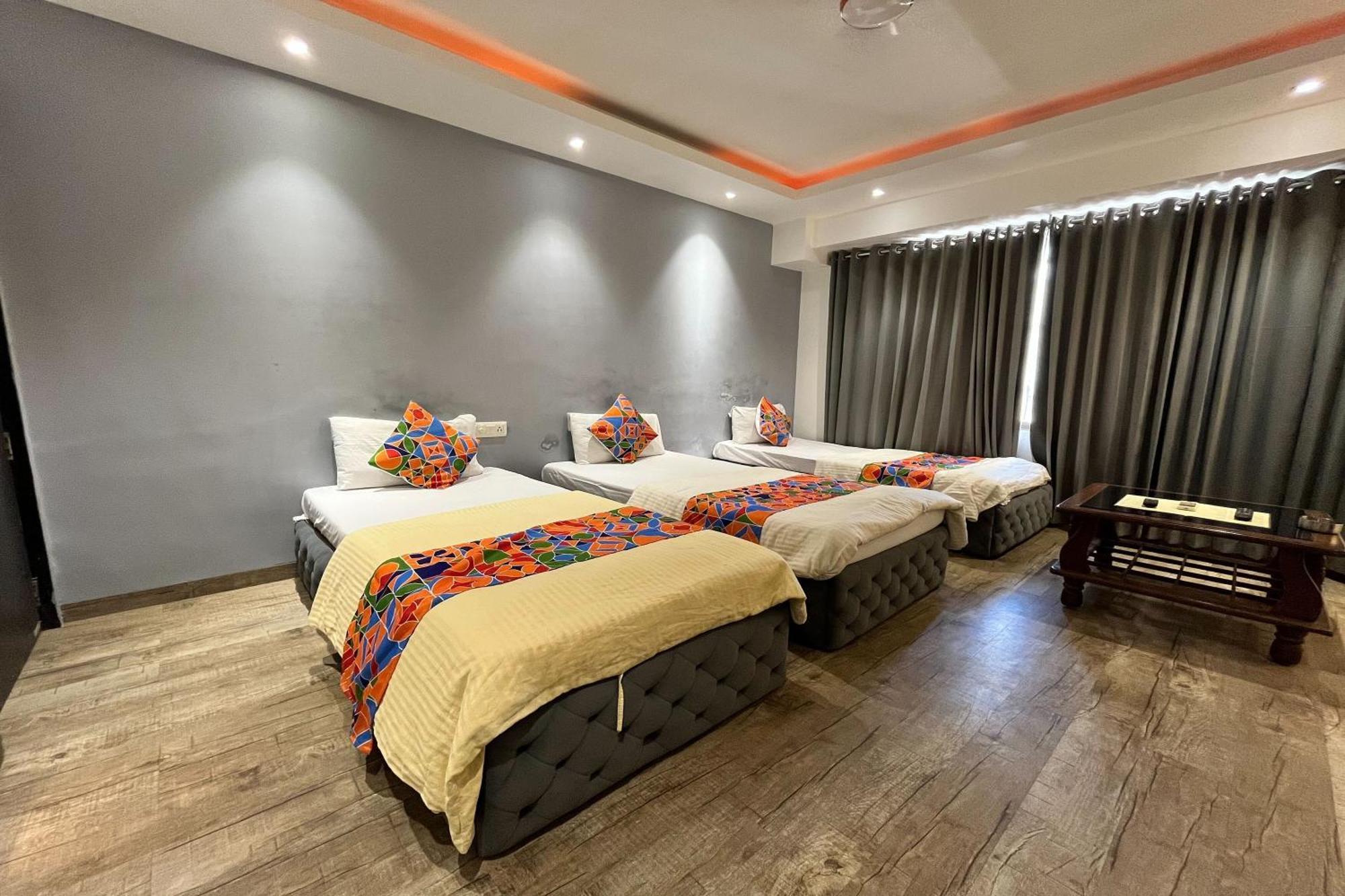 Hotel Shailly Inn Ахмедабад Экстерьер фото