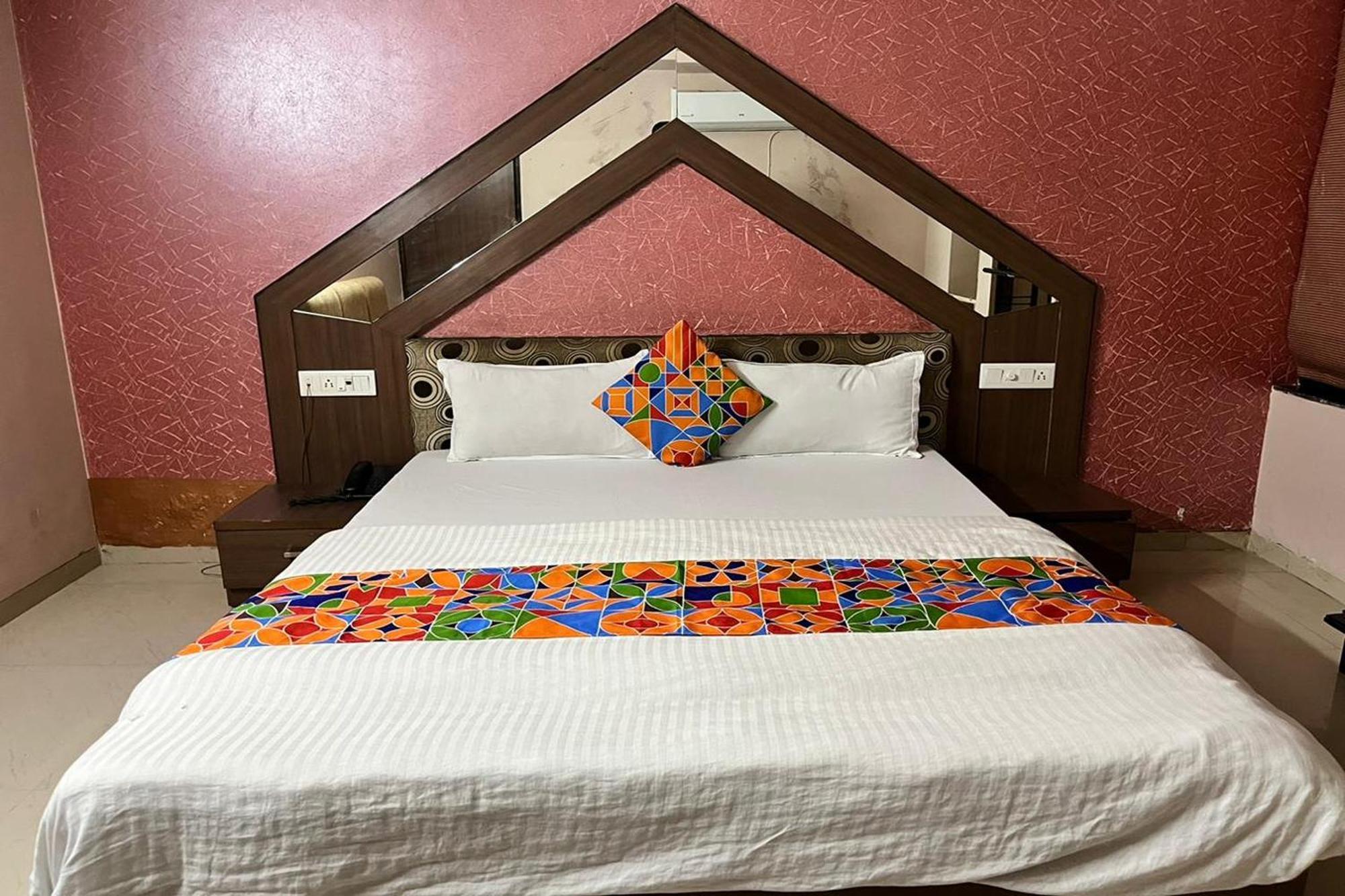 Hotel Shailly Inn Ахмедабад Экстерьер фото