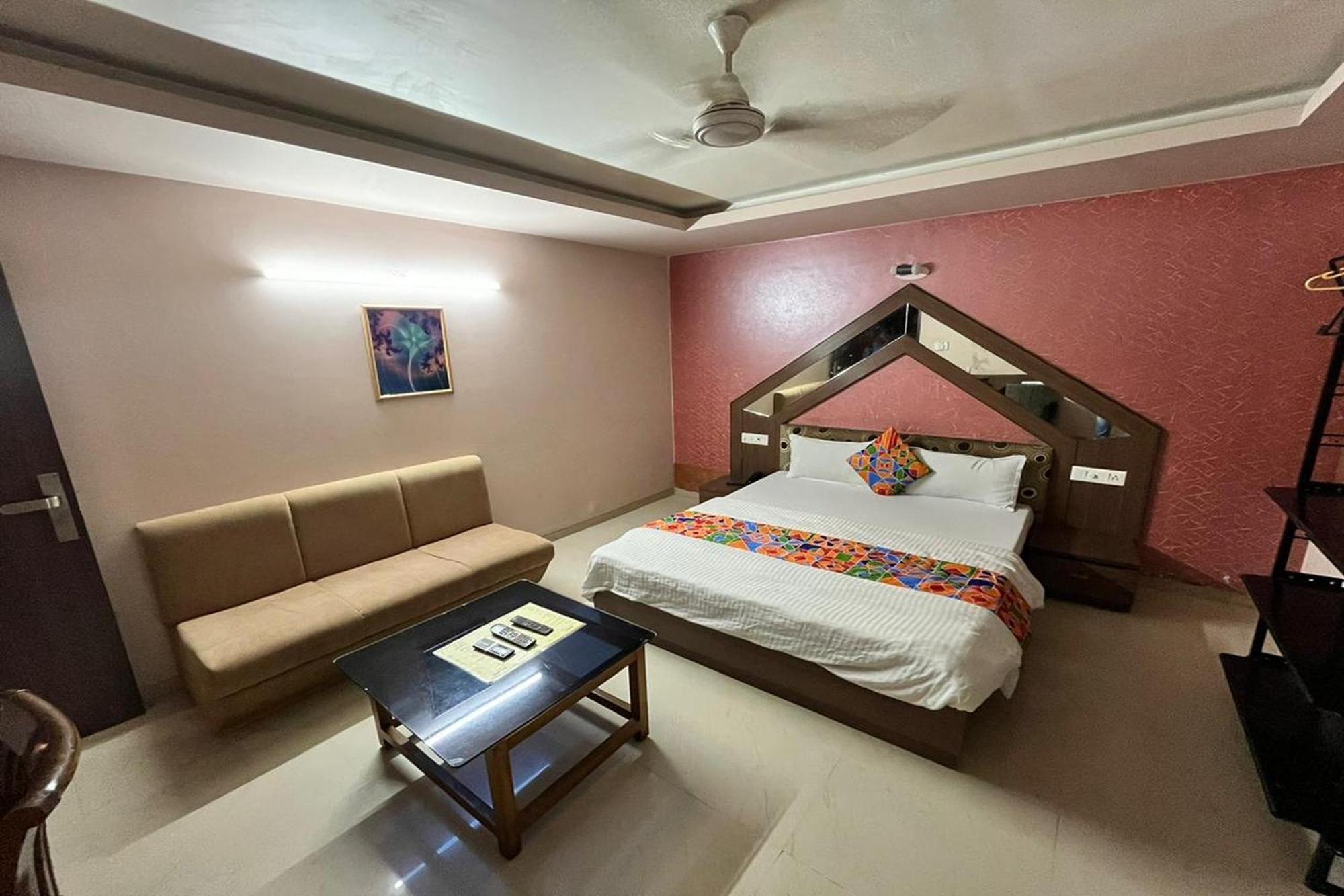 Hotel Shailly Inn Ахмедабад Экстерьер фото