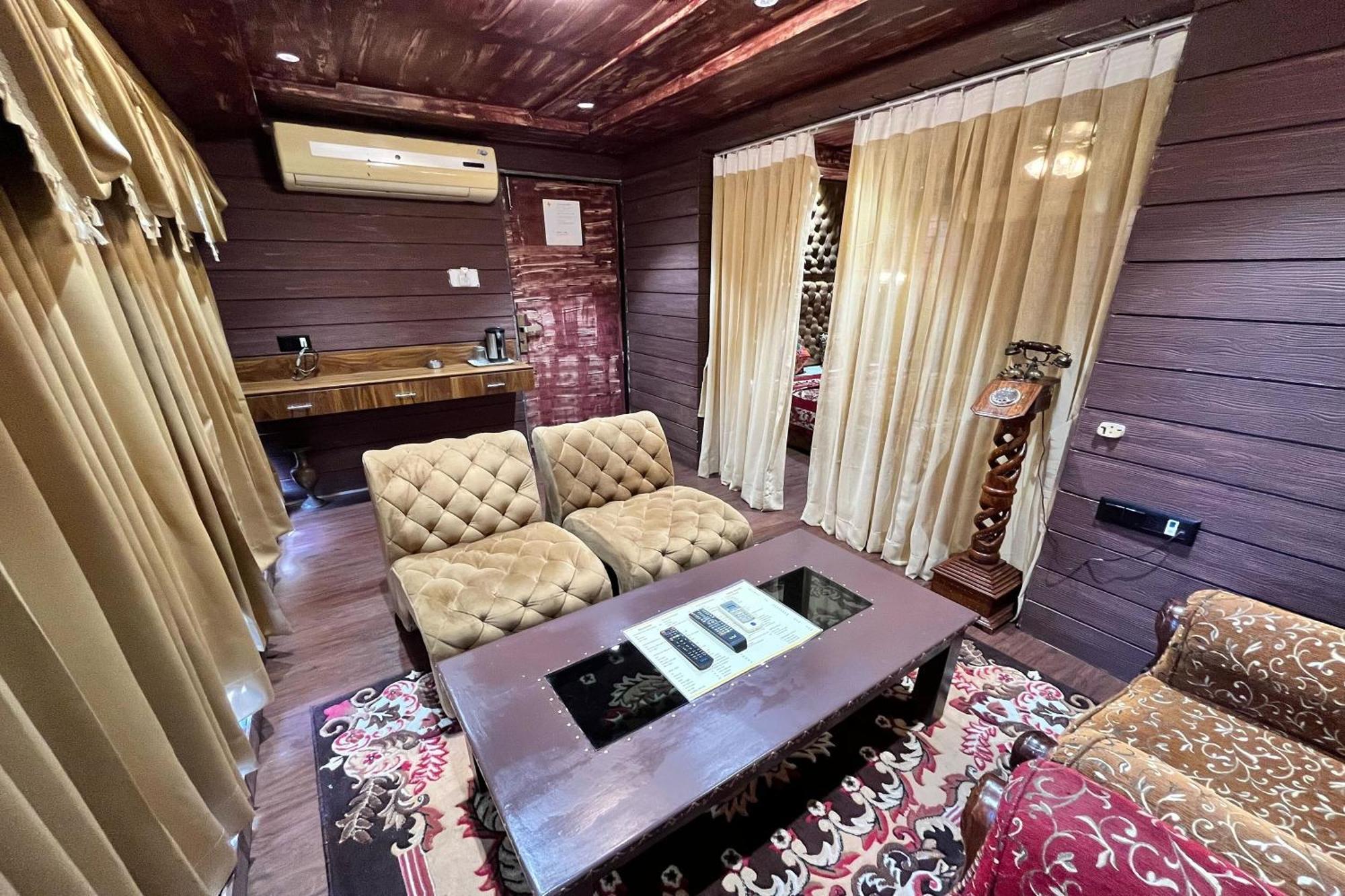 Hotel Shailly Inn Ахмедабад Экстерьер фото