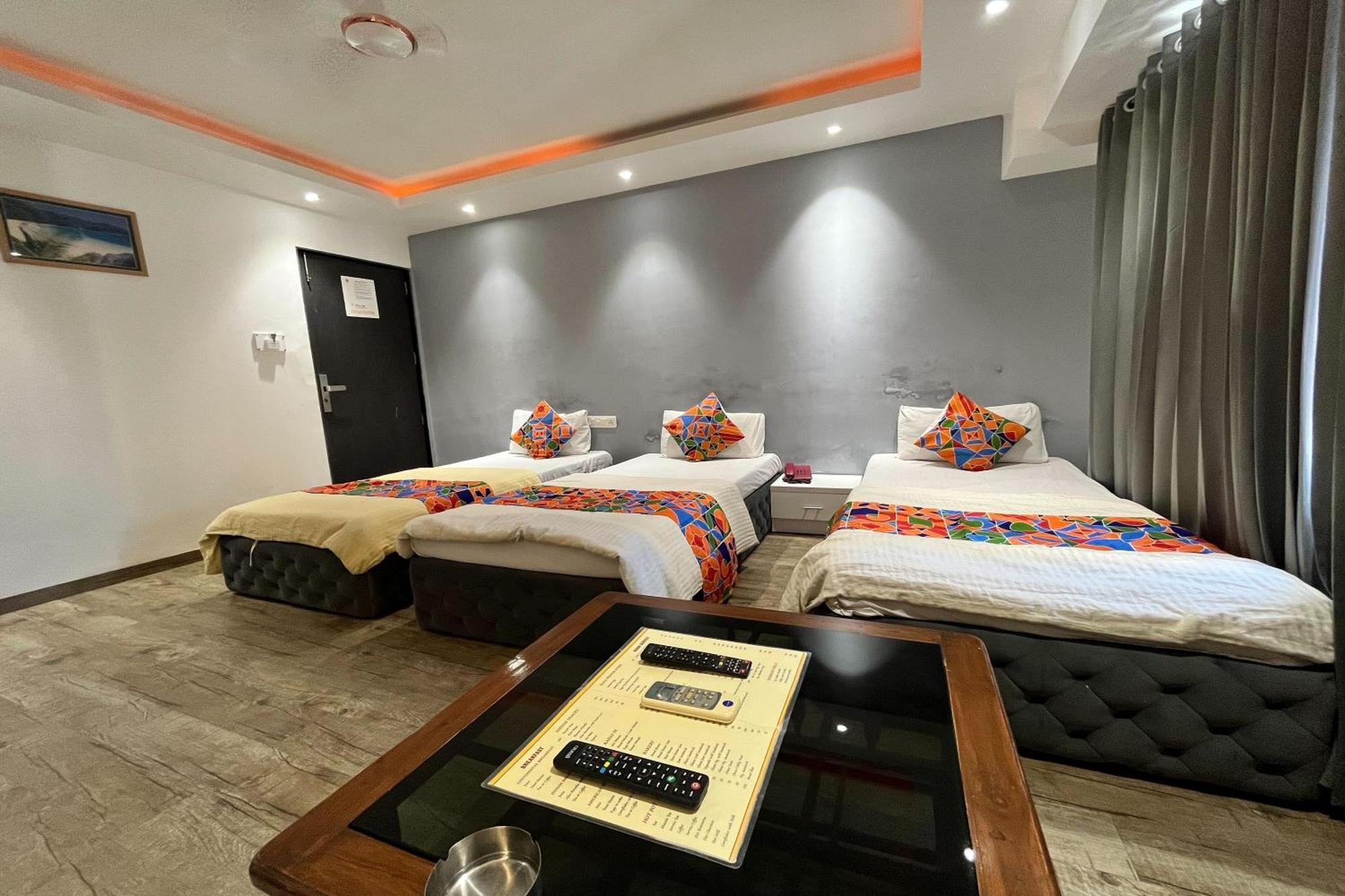 Hotel Shailly Inn Ахмедабад Экстерьер фото