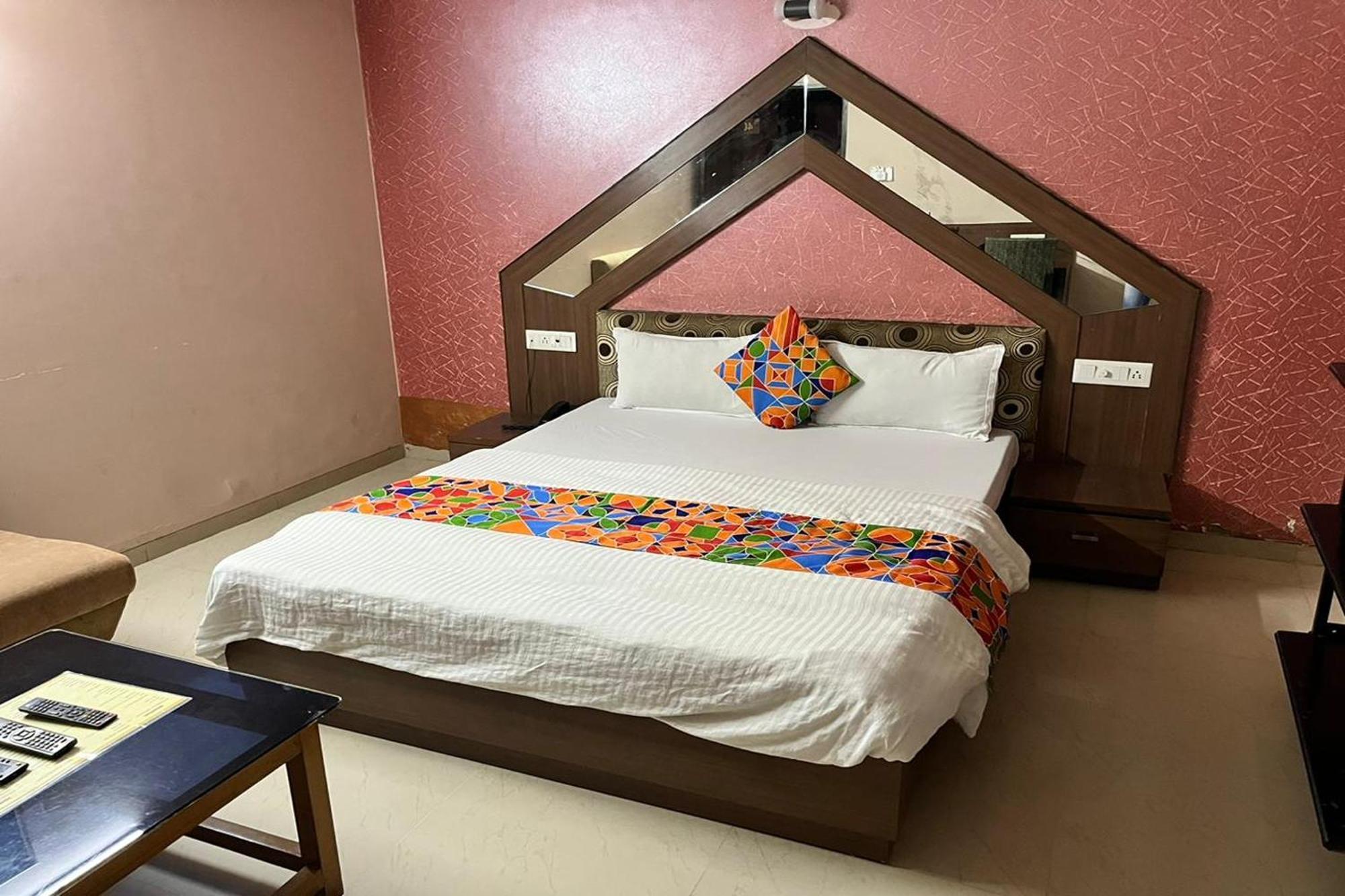 Hotel Shailly Inn Ахмедабад Экстерьер фото