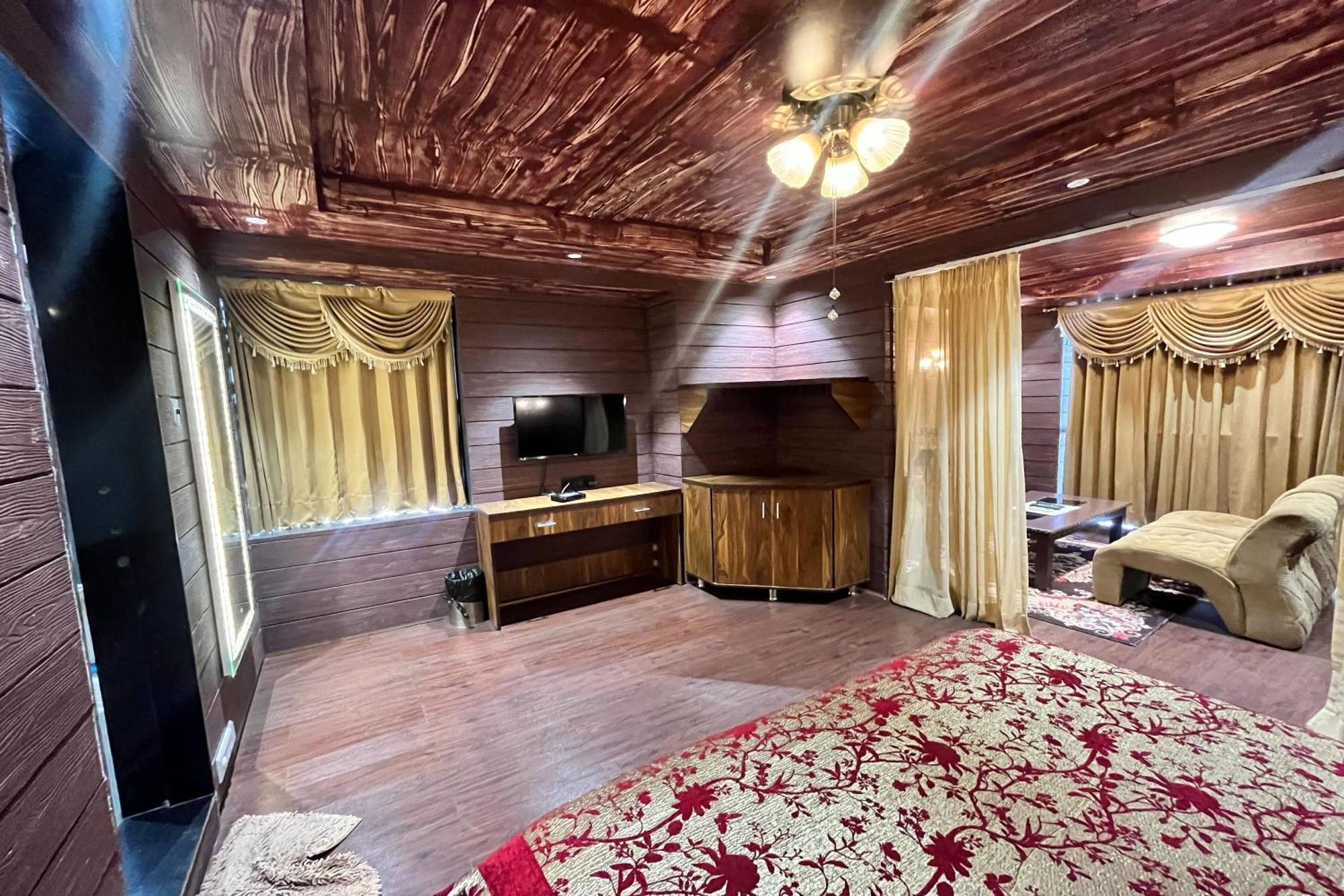 Hotel Shailly Inn Ахмедабад Экстерьер фото