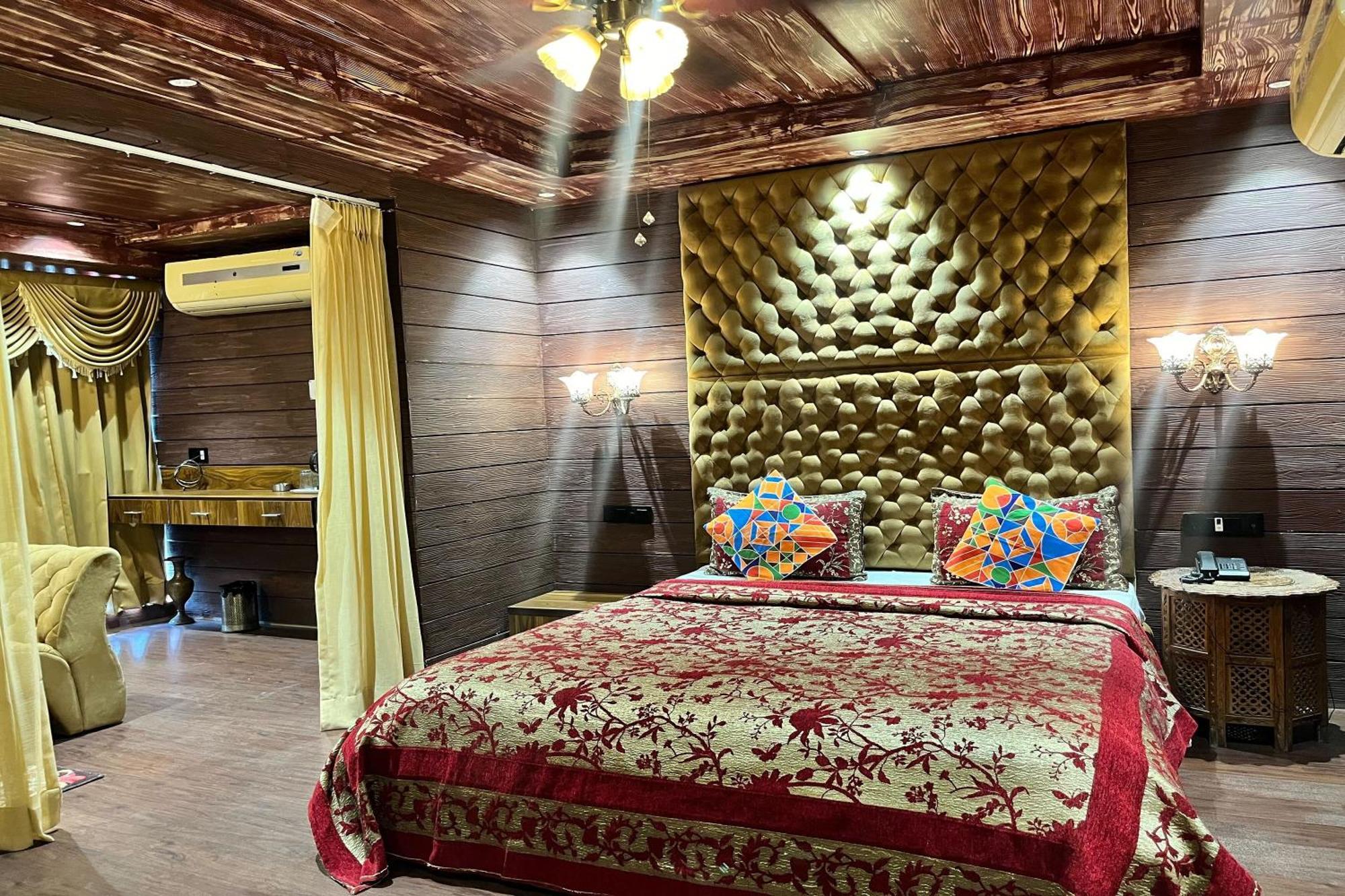 Hotel Shailly Inn Ахмедабад Экстерьер фото
